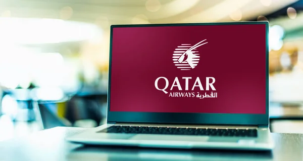 Poznan Pol Mar 2021 Komputer Przenośny Logo Qatar Airways Państwowego — Zdjęcie stockowe