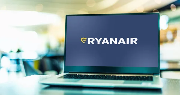 Poznan Pol Mar 2021 Laptop Počítač Logem Společnosti Ryanair Irské — Stock fotografie