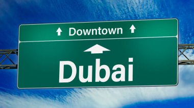 Dubai şehrine giden yolu gösteren bir işaret..
