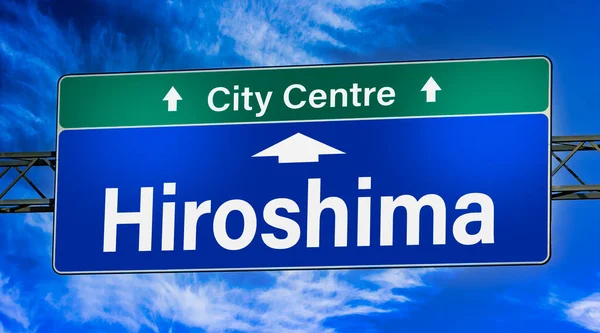 Señal Tráfico Que Indica Dirección Ciudad Hiroshima —  Fotos de Stock