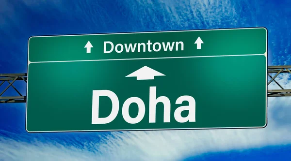 ドーハ市への方向を示す道路標識 — ストック写真