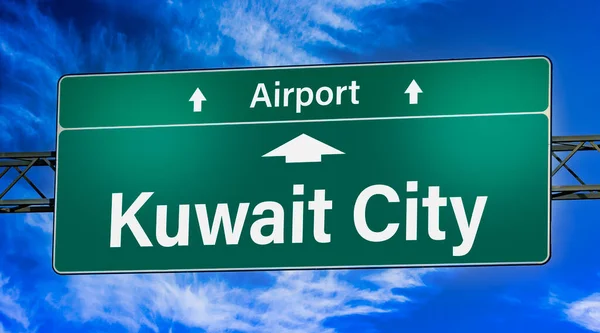 Señal Tráfico Que Indica Dirección Ciudad Kuwait — Foto de Stock