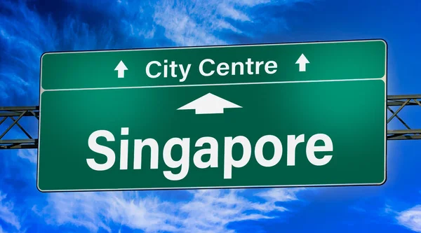 シンガポールの街への方向を示す道路標識 — ストック写真