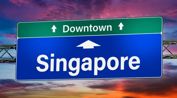 シンガポールの街への方向を示す道路標識 — ストック写真