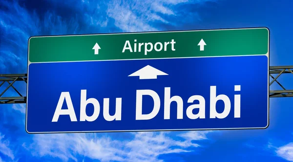 Silniční Značka Označující Směr Město Abu Dhabi — Stock fotografie