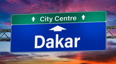 Dakar şehrine giden yolu gösteren işaret levhası.