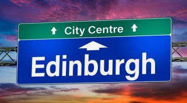 Edinburgh şehrine giden yolu gösteren tabela..