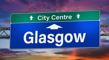 Glasgow şehrine giden yolu gösteren tabela..