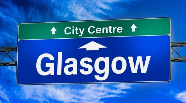 Señal Tráfico Que Indica Dirección Ciudad Glasgow —  Fotos de Stock