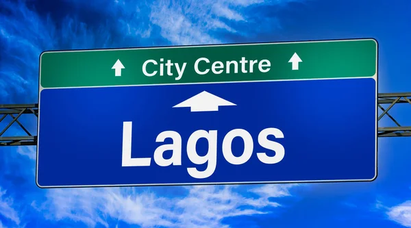 Señal Tráfico Que Indica Dirección Ciudad Lagos — Foto de Stock