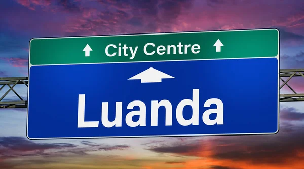 ルアンダ市への方向を示す道路標識 — ストック写真