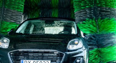 Otomatik oto yıkamada bir otomobil..