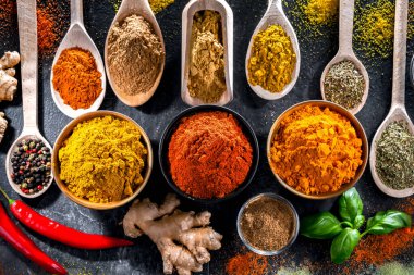 Baharat ve bitkilerin karışımı..