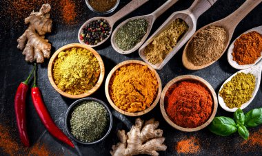 Baharat ve bitkilerin karışımı..