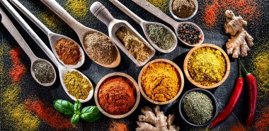 Baharat ve bitkilerin karışımı..