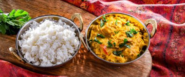 Hint karahi kaplarında servis edilen pirinçli körili tavuk..