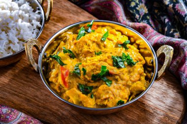 Hint karahi kaplarında servis edilen pirinçli körili tavuk..