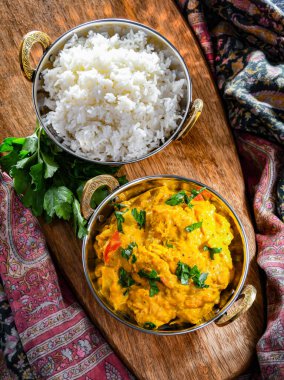 Hint karahi kaplarında servis edilen pirinçli körili tavuk..