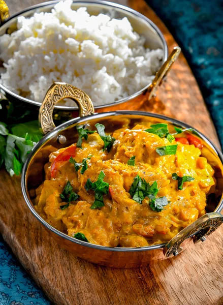 Poulet Curry Avec Riz Servi Dans Des Pots Karahi Indiens — Photo