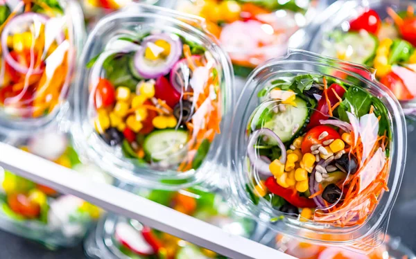 Kunststoffboxen Mit Vorverpackten Gemüsesalaten Die Einem Gewerblichen Kühlschrank Zum Verkauf — Stockfoto