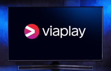 POZNAN, POL - APR 4, 2023: Viaplay, İsveçli medya şirketi Viaplay Group 'a ait bir video yayın servisi olan Viaplay' in logosunu gösteren düz ekran TV seti