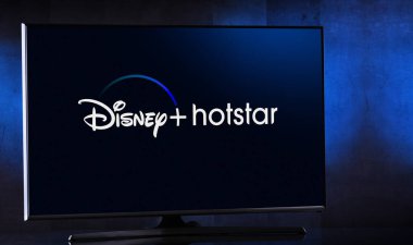 POZNAN, POL - APR 4, 2023: Disney + Hotstar 'ın logosunu gösteren düz ekran TV seti, üst düzey talep üzerine abonelik videosu