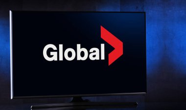 POZNAN, POL - 4 APR 2023: The Global Television Network 'un logosunu gösteren düz ekran TV seti, Kanada' da İngilizce yayın yapan bir karasal televizyon ağı.