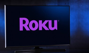 POZNAN, POL - 4 APR 2023: San Jose, Kaliforniya, ABD merkezli halka açık bir şirket olan Roku, Inc. 'nin logosunu gösteren düz ekran TV seti