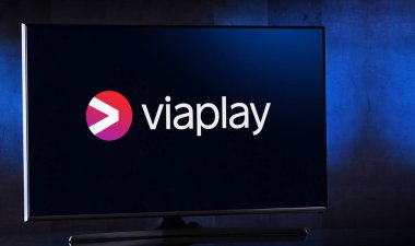 POZNAN, POL - APR 4, 2023: Viaplay, İsveçli medya şirketi Viaplay Group 'a ait bir video yayın servisi olan Viaplay' in logosunu gösteren düz ekran TV seti