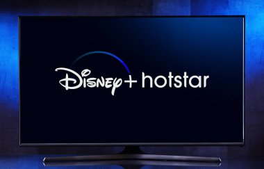 POZNAN, POL - APR 4, 2023: Disney + Hotstar 'ın logosunu gösteren düz ekran TV seti, üst düzey talep üzerine abonelik videosu