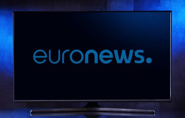 POZNAN, POL - 4 APR 2023: Merkezi Lyon, Fransa 'da bulunan Avrupa televizyon haber ağı Euronews' un logosunu gösteren düz ekran TV