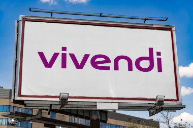 POZNAN, POL - 7 MAR 2023: Paris merkezli bir Fransız kitle iletişim şirketi olan Vivendi 'nin logosunu gösteren reklam panosu