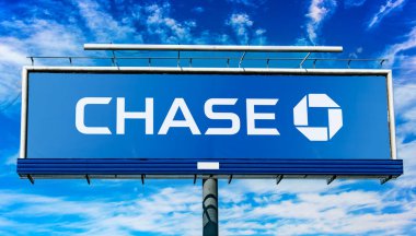 POZNAN, POL - 7 MAR 2023: New York merkezli bir Amerikan ulusal bankası olan Chase Bank 'ın logosunu gösteren reklam panosu