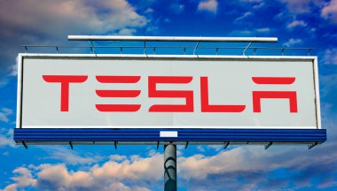 POZNAN, POL - 22 APR 2023: Merkezi Austin, Teksas, ABD 'de bulunan çok uluslu bir otomotiv ve temiz enerji şirketi olan Tesla' nın logosunu gösteren reklam panosu