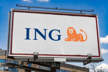 POZNAN, POL - 7 MAR 2023: Amsterdam, Hollanda merkezli çok uluslu bankacılık ve finans hizmetleri şirketi ING Group 'un logosunu gösteren reklam panosu