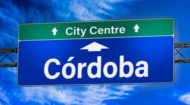 Cordoba şehrine giden yolu gösteren işaret levhası.