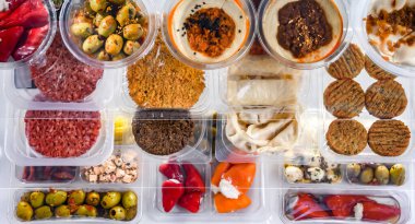 Plastik kutularda çeşitli önceden paketlenmiş gıda ürünlerinin sergilenmesi.