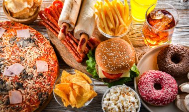 Foods enhancing the risk of cancer. Junk food