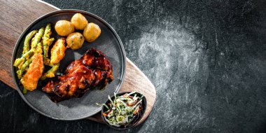 Tefarind soslu tavuk budu sebzeli tempura ve patates.