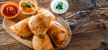 Bir tabak fırında pierogi ile kompozisyon