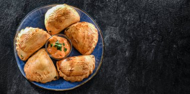 Bir tabak fırında pierogi ile kompozisyon.