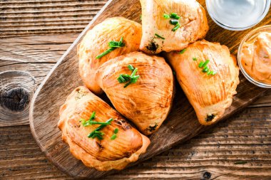 Bir tabak fırında pierogi ile kompozisyon.