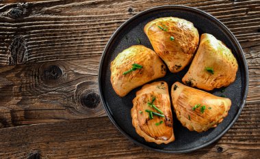 Bir tabak fırında pierogi ile kompozisyon.