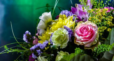 Bir buket taze kesilmiş çiçekle kompozisyon.