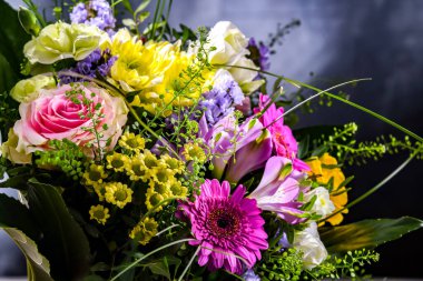 Bir buket taze kesilmiş çiçekle kompozisyon.