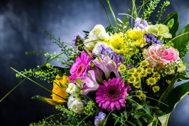 Bir buket taze kesilmiş çiçekle kompozisyon.