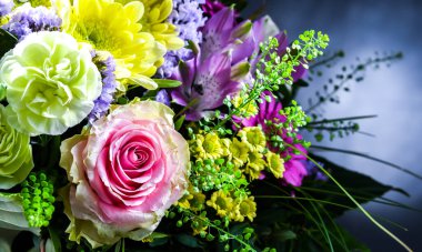 Bir buket taze kesilmiş çiçekle kompozisyon.