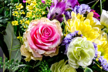 Bir buket taze kesilmiş çiçekle kompozisyon.