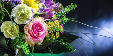 Bir buket taze kesilmiş çiçekle kompozisyon.