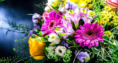 Bir buket taze kesilmiş çiçekle kompozisyon.